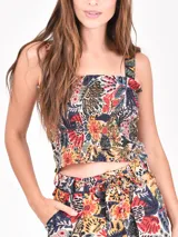 Top corto con tirantes anchos y escote cuadrado, con fruncido elástico en todo el cuerpo. Presenta un estampado floral vibrante en tonos azul marino, rojo, amarillo y blanco.