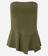 Top strapless de color verde oliva, ajustado al cuerpo en la parte superior y con un peplum asimétrico con corte en el bajo.