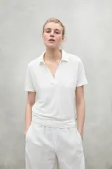 Camiseta blanca de lino con cuello polo y mangas cortas.