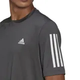 Remera Adidas de hombre color gris oscuro, de corte clásico y mangas cortas. Presenta el logo de la marca en el pecho y las tres líneas características en los hombros.