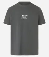 Remera de mangas cortas color gris oscuro, confeccionada en algodón, con cuello redondo y estampa frontal de montañas y texto "Alive Outside Environment".