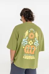 Remera violeta de corte holgado con estampa frontal con la frase "Lost in the vast cosmos".