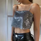 Crop top plateado con lentejuelas y tirantes finos.