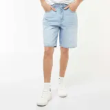 Bermudas de jean celeste de corte recto.