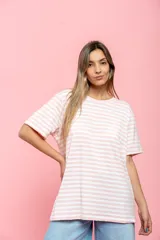 Remerón blanco con rayas horizontales rosas, de corte holgado y mangas cortas.