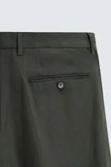 Pantalón de vestir azul marino, de corte recto, confeccionado en lino. Tiene bolsillos laterales y traseros con botón.