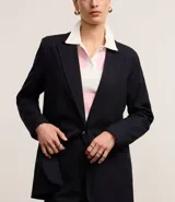 Blazer oversized de corte sastre con raya de tiza, confeccionado en poliéster y viscosa certificada, con cierre delantero sencillo.