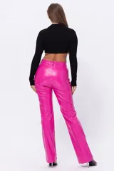 Pantalón de cuero ecológico color fucsia, con cierre y botón metálico, bolsillos laterales y detalle de estrella en la parte trasera.
