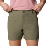 Short negro de tiro medio, con tecnología de repelencia Omni-SHIELD™ y ajuste elástico. Incluye trabillas para cinturón, bolsillos para las manos, bolsillo de seguridad con cremallera, bolsillo posterior con cierre de velcro, detalle de refuerzo, trabilla multiusos y bolsillo sin cierre.