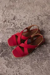 Sandalia roja con tiras cruzadas de neopreno, plantilla de cuero y taco bajo de madera.