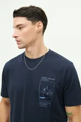 Remera verde militar de manga corta con estampado en el pecho.