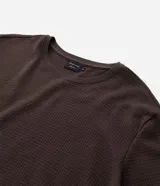 Remera masculina blanca de manga corta y cuello redondo, confeccionada en tejido waffle texturizado.