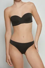 Conjunto de lencería negro, compuesto por un corpiño strapless con aro y una bombacha tipo colaless.