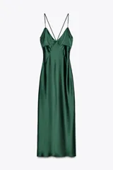 Vestido midi verde esmeralda de satén, con escote en pico, tirantes finos regulables con apliques dorados y cierre lateral con cremallera oculta.