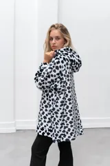 Canguro oversize con capucha, de tela suave con estampado animal print en tonos azul, negro y blanco.