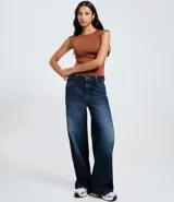 Body blanco de manga corta con escote redondo y fruncidos laterales.