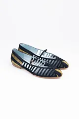 Bailarinas negras con pulsera, diseño bicolor que combina negro, dorado y transparencias. Fabricadas en España con materiales de alta calidad. Diseño con múltiples calados y rejilla transparente negra en la parte delantera. Punta y talón de seda plisada en oro y negro. Interior de piel y suela de cuero. Incluye cuña interna de 1,5cm y plantillas intercambiables de piel y lana.
