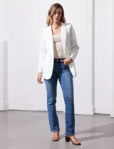 Blazer entallado color beige, marca Robert Louis. Cuello con solapa y abertura central con botón. Delantera con bolsillos.
