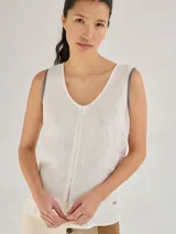 Musculosa de lino color crudo, con escote en V y breteles anchos con ribete gris.