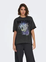 Camiseta negra de algodón con estampado de leopardo dentro de un triángulo y la palabra 'Heroic' en la parte superior.