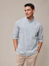 Camisa de manga larga a cuadros verde y blanco, confeccionada en algodón con efecto peach y logo bordado en el pecho.