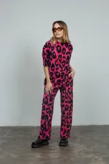Pantalón de tela tejida con estampado animal print fucsia y negro, tiro alto y cintura elastizada.
