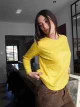 Remera de manga larga color amarillo liso, con cuello redondo.