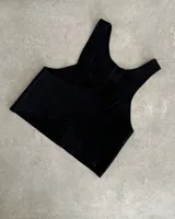 Chaleco color crema de cuero agamuzado con espalda cruzada.