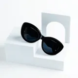 Lentes de sol negros con protección UV400 y estuche plegable.