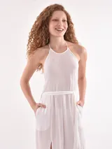 Mono largo blanco con breteles finos, escote halter y tajo en ambas piernas.