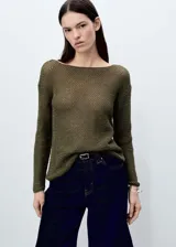 Sweater de punto calado color verde oliva, con cuello barco y mangas largas.