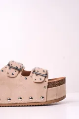 Sandalias beige con plataforma de corcho y doble tira con hebillas y tachas plateadas.
