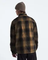 Camisa marrón a cuadros negros con forro polar sherpa en el interior, de corte clásico, con cierre de botones a presión, bolsillo en el pecho con solapa y bolsillos laterales ribeteados. Marca The North Face.