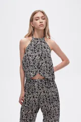 Top cropped de viscosa estampada, con cuello halter y lazo en la espalda.