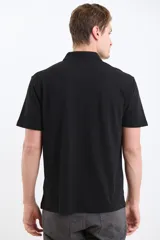 Remera manga corta verde con cuello polo y tapeta con botones.