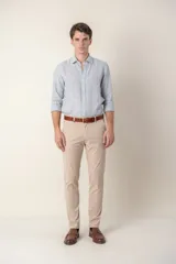 Pantalón de vestir color beige, de corte slim fit y largo al tobillo.