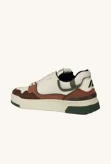 Championes urbanos Autry modelo CLC Low Man, color blanco, marrón y verde.