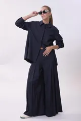 Pantalón plisado azul marino de corte palazzo.