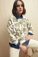 Sweater de algodón tejido en jacquard con diseño floral y de aves. Cuello redondo, puños y ruedo acanalados.