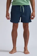 Short de baño azul marino de corte clásico.