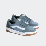 Championes Vans Hylane de gamuza y cuero sintético en tonos celeste y gris, con la Sidestripe blanca en 3D y suela de goma marrón.