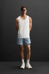Musculosa deportiva negra de algodón, corte regular fit, cuello redondo amplio y sisa ancha.