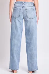 Pantalón de jean celeste de tiro bajo, corte wide leg y diseño clásico.