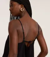 Vestido corto de viscosa color verde oliva, de corte recto y holgado, con escote cuadrado y breteles finos.