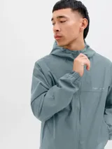 Campera softshell color celeste con capucha ajustable con cordón, mangas largas con puños de canalé, cierre frontal con cremallera y bolsillos delanteros.