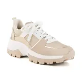 Zapatillas deportivas urbanas color beige con detalles en blanco y dorado. Capellada de malla y cuero sintético, con cordones blancos y suela de goma con diseño track.