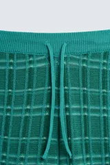 Pantalón relaxed fit de punto ligero tejido en hilatura con algodón, color verde con diseño a cuadros. Cintura elástica ajustable con cordón y bolsillos laterales.