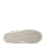 Championes Umbro modelo Milo, color beige con detalles en azul marino. Presentan cordones beige, suela plana y el logo de Umbro en el lateral.