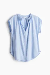 Blusa celeste a rayas verticales blancas, de corte holgado, manga corta y cuello mao con escote en V.