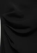 Vestido midi evasé negro, sin mangas y cuello Perkins.